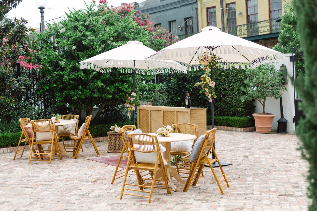 Outdoor courtyard bar and table setup at Il Mercato
